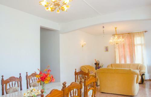 La Caverna House