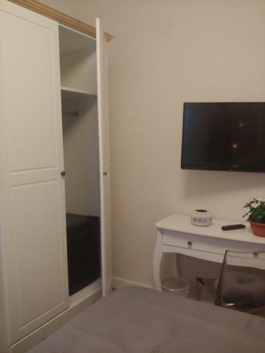 Bed & Breakfast Tiny Room