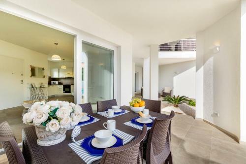 Caneis Apartments