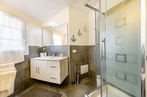 Caneis Apartments