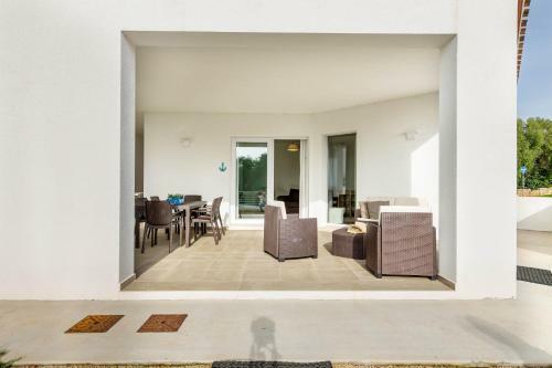 Caneis Apartments