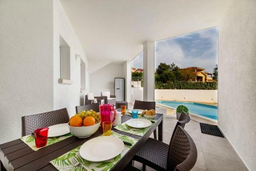 Caneis Apartments