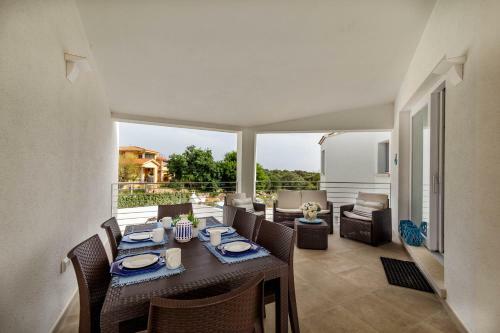 Caneis Apartments