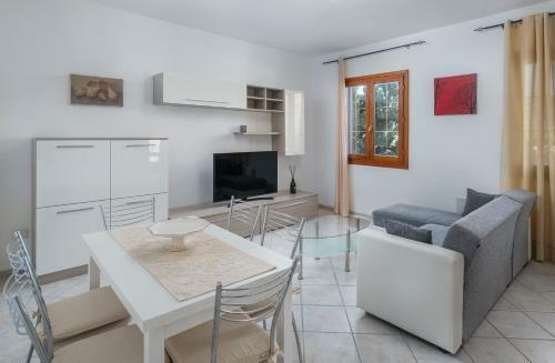 Emerald Way - San Teodoro Garden And Terrace