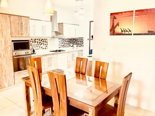 Luxury Westwood Apartment+pool