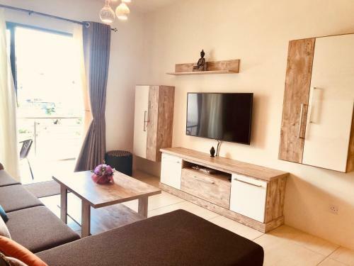 Luxury Westwood Apartment+pool