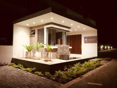 Luxury Westwood Apartment+pool