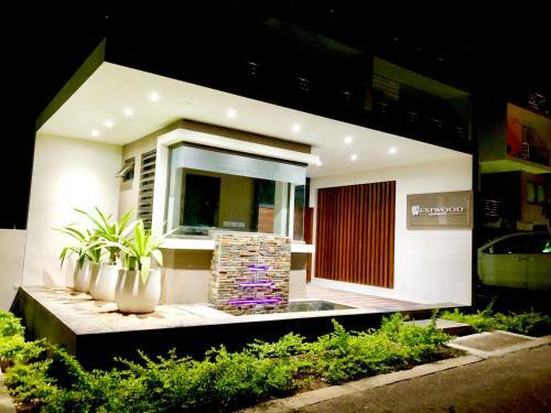 Luxury Westwood Apartment+pool