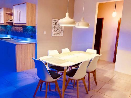 Luxury Westwood Apartment+pool