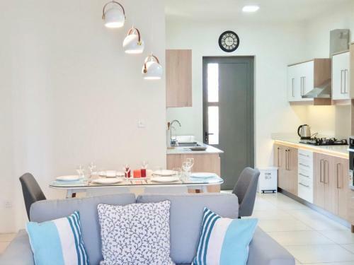 Luxury Westwood Apartment+pool