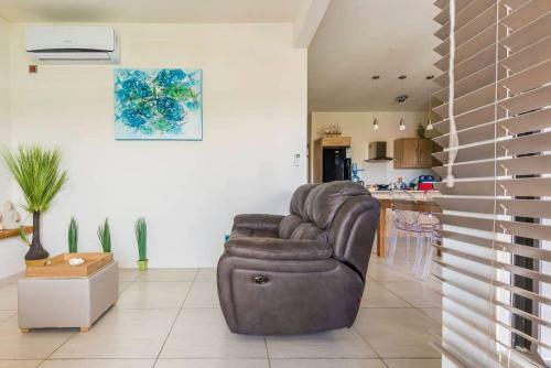 Luxury Westwood Apartment+pool