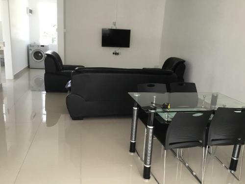 Modern Three Bedroom Apartment West Coast