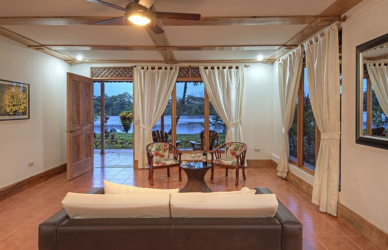 Tortuga Lodge & Gardens