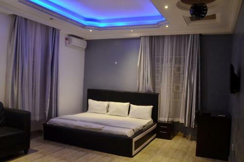 Hostal House X