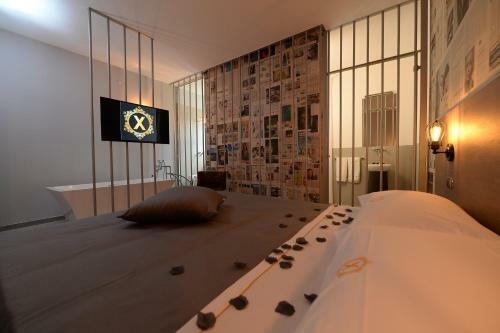 Hostal X Hotel