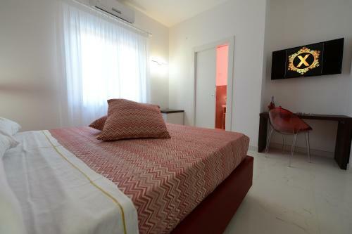 Hostal X Hotel