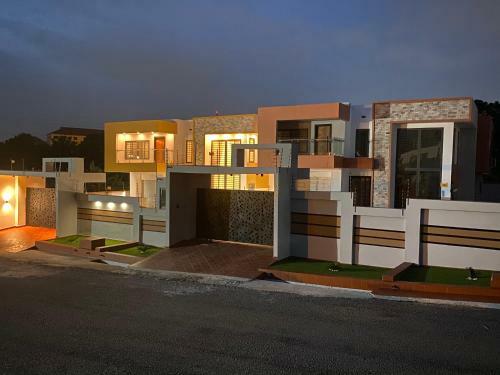 Sim's Luxury 3 Bedroom Townhome
