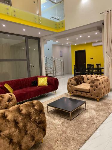 Sim's Luxury 3 Bedroom Townhome