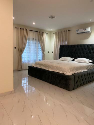 Sim's Luxury 3 Bedroom Townhome
