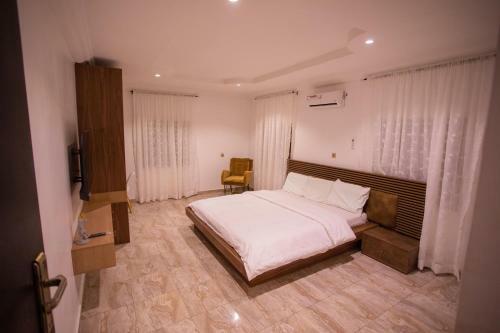 Cozy, Minimalist 3 Bedroom Apartment.