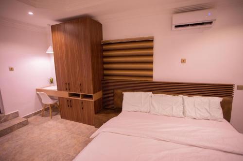 Cozy, Minimalist 3 Bedroom Apartment.