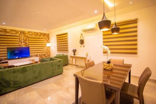 Cozy, Minimalist 3 Bedroom Apartment.