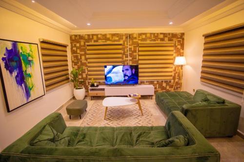 Cozy, Minimalist 3 Bedroom Apartment.