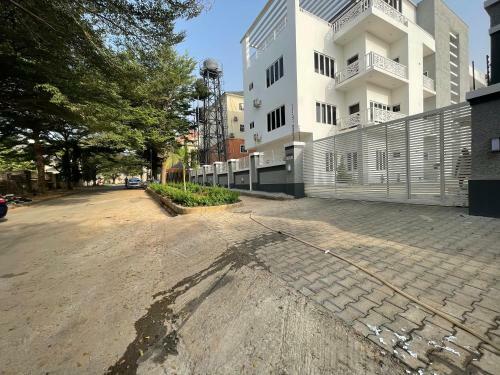 Apartamento 2 Bedroom Flat @utako+wifi+24hrs AC & Gen 70k/nit