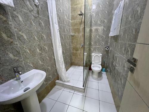 Apartamento 2 Bedroom Flat @utako+wifi+24hrs AC & Gen 70k/nit