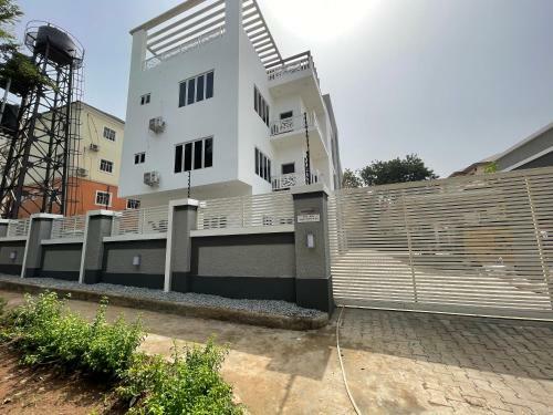 Apartamento 2 Bedroom Flat @utako+wifi+24hrs AC & Gen 70k/nit