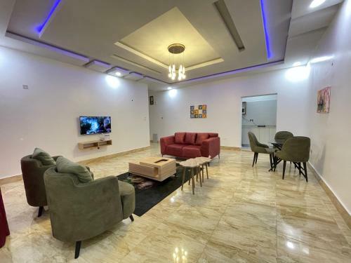 Apartamento 2 Bedroom Flat @utako+wifi+24hrs AC & Gen 70k/nit