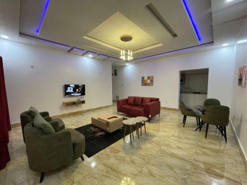 Apartamento 2 Bedroom Flat @utako+wifi+24hrs AC & Gen 70k/nit