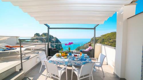 Admiring Amalfi