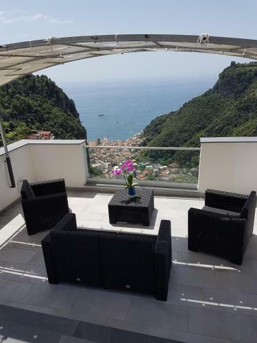 Admiring Amalfi