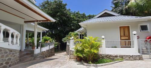 Le Chant De Merle Studios And Apartments