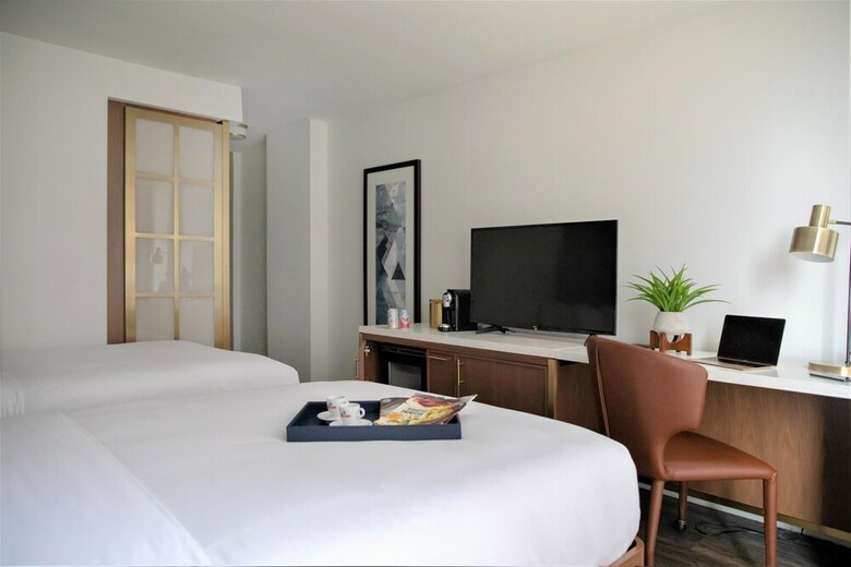 Hotel Chicago`s Essex Inn