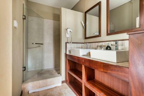 Villa Vakoa - Tranquil Villa With Lush Gardens