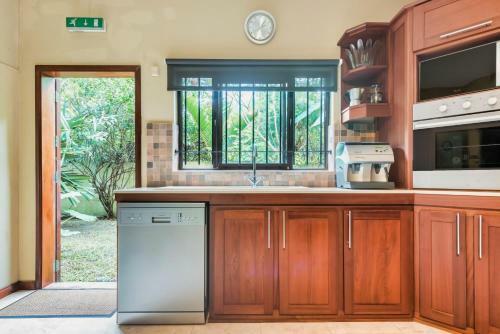 Villa Vakoa - Tranquil Villa With Lush Gardens