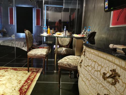 Chic Apartment 1