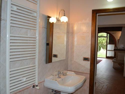 Apartment In Asciano With Shared Panoramic Swimming Pool
