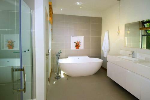 Amaranth I: Three Bedroom Beach Apartment With Rooftop Pool