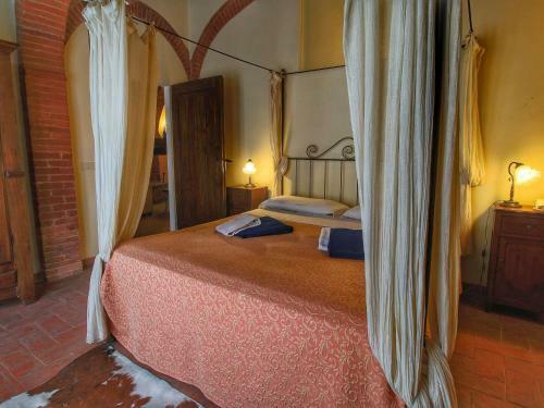 Quaint Villa In Sinalunga With Swimming Pool