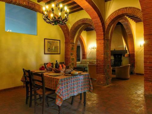 Quaint Villa In Sinalunga With Swimming Pool
