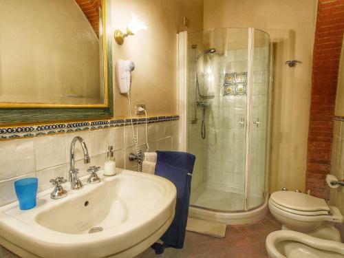 Quaint Villa In Sinalunga With Swimming Pool