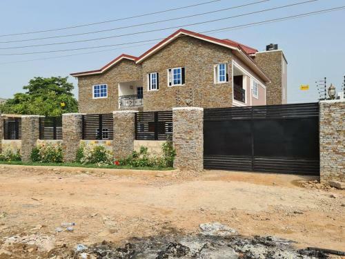 Beautiful 1bed Apartment In Adenta Wifi
