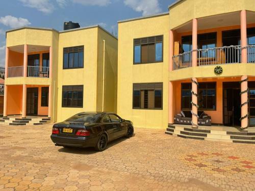 Spacious Private Room @themugabi's
