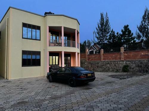 Spacious Private Room @themugabi's
