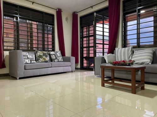 Spacious Private Room @themugabi's