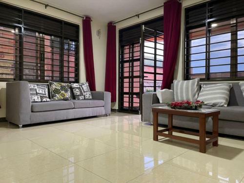 Spacious Private Room @themugabi's