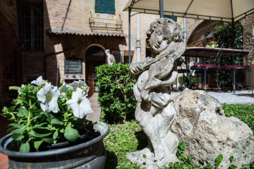 Hostal Piazza Paradiso Accommodation